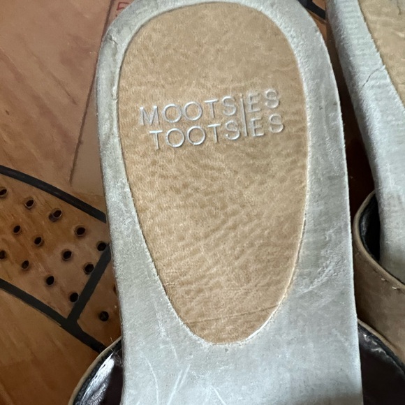 Mootsies Tootsies wedge tan heel sandals with bow. Size 6. Approx 9” toe to heel - Picture 3 of 6